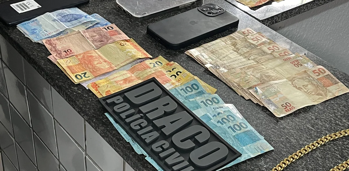 Material apreendido demonstra vida luxuosa de líder de facção