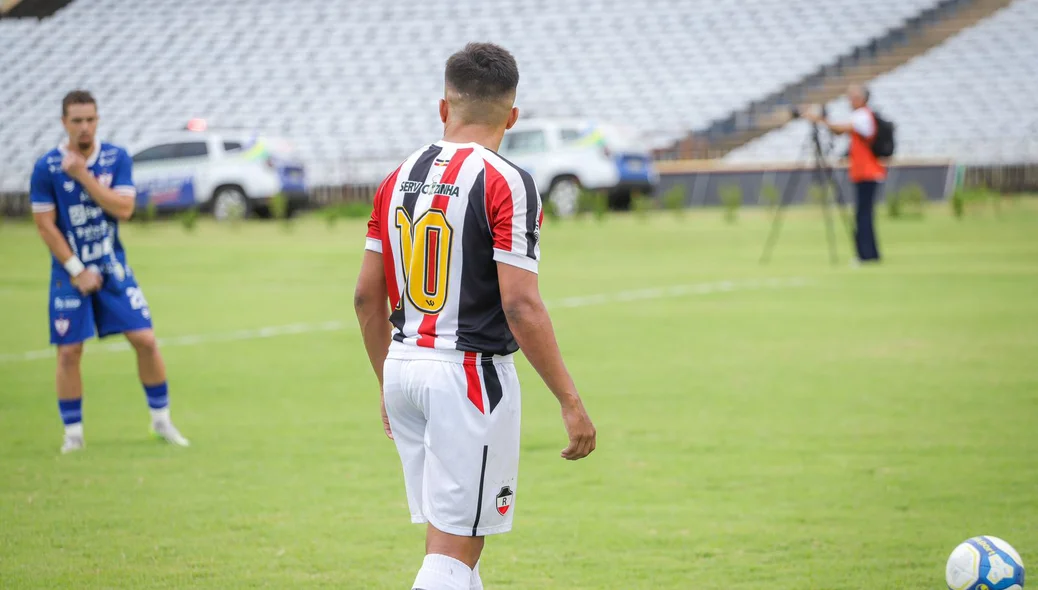 Mateus Sabiá batendo falta para o RIver