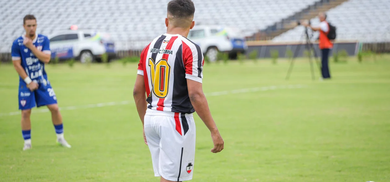 Mateus Sabiá batendo falta para o RIver