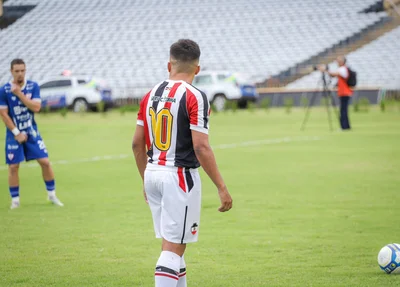 Mateus Sabiá batendo falta para o RIver