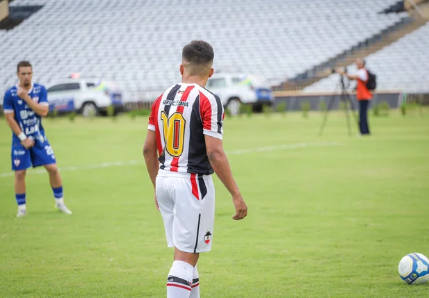 Mateus Sabiá batendo falta para o RIver