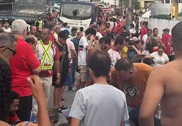 Micro-ônibus desgovernado atropela e mata fiéis durante procissão em PE