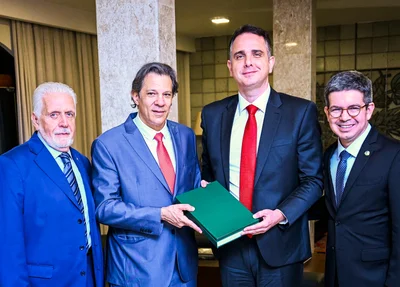 Ministro da Fazenda, Fernando Haddad entregando projeto a Rodrigo Pacheco