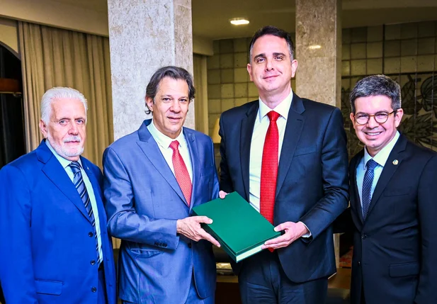 Ministro da Fazenda, Fernando Haddad entregando projeto a Rodrigo Pacheco