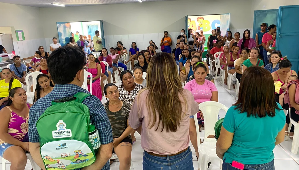 Momento da entrega dos materiais