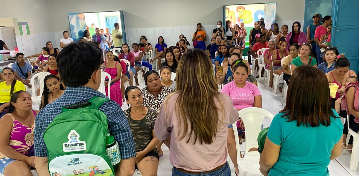 Momento da entrega dos materiais
