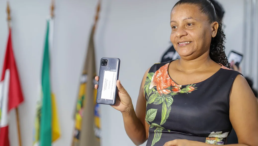 Mulher feliz ao receber seu celular