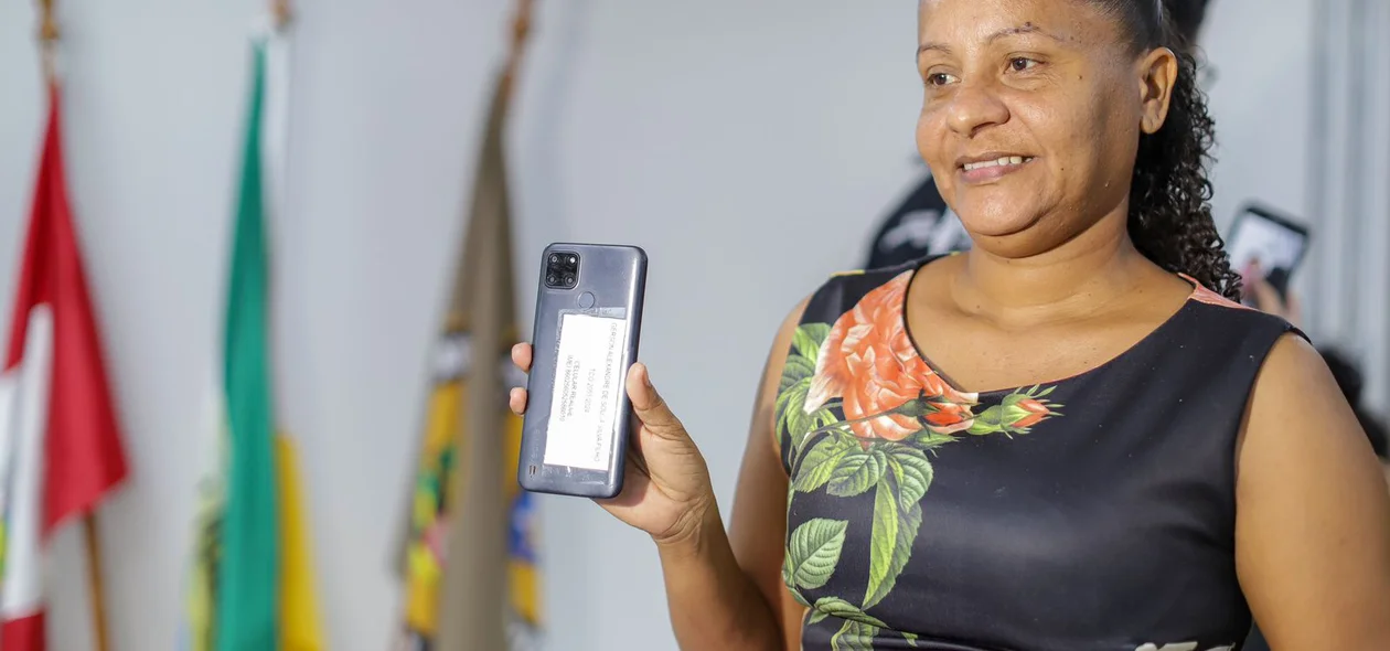 Mulher feliz ao receber seu celular