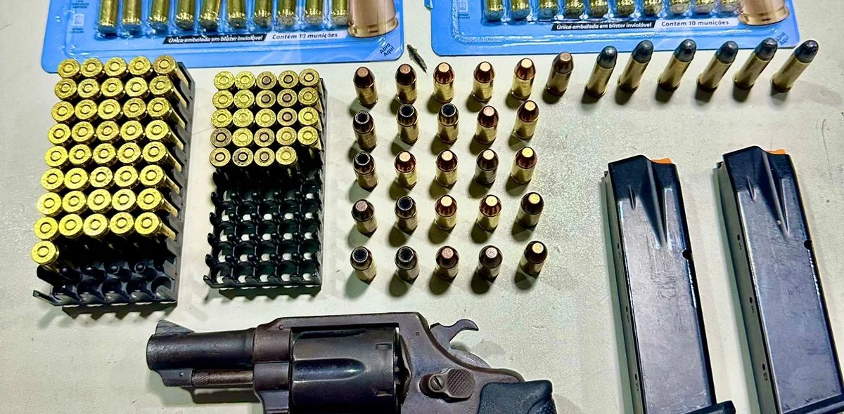 Munições e arma apreendidas