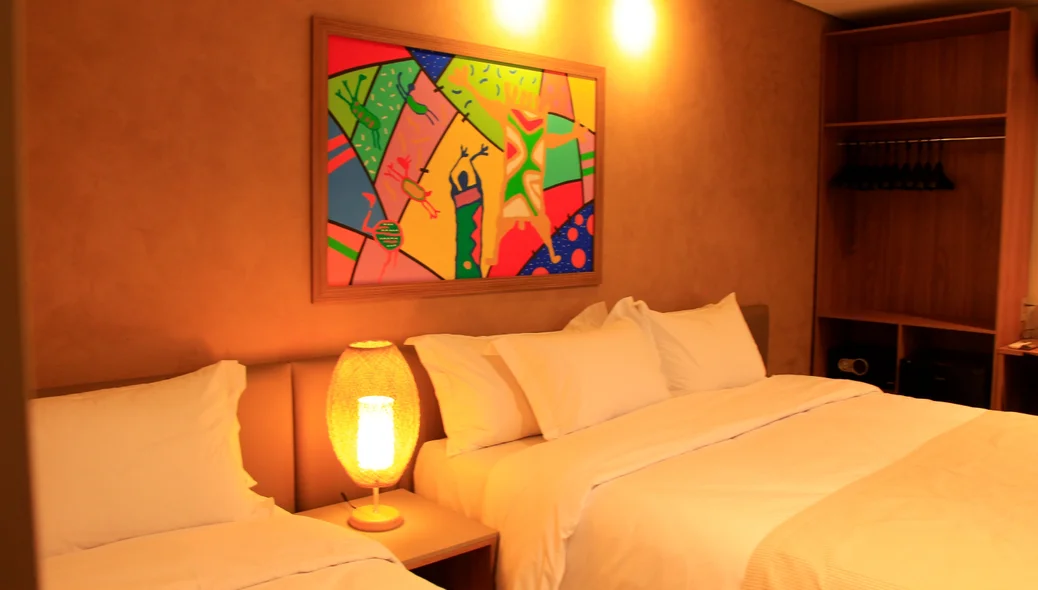 No quarto também é possível encontrar arte local