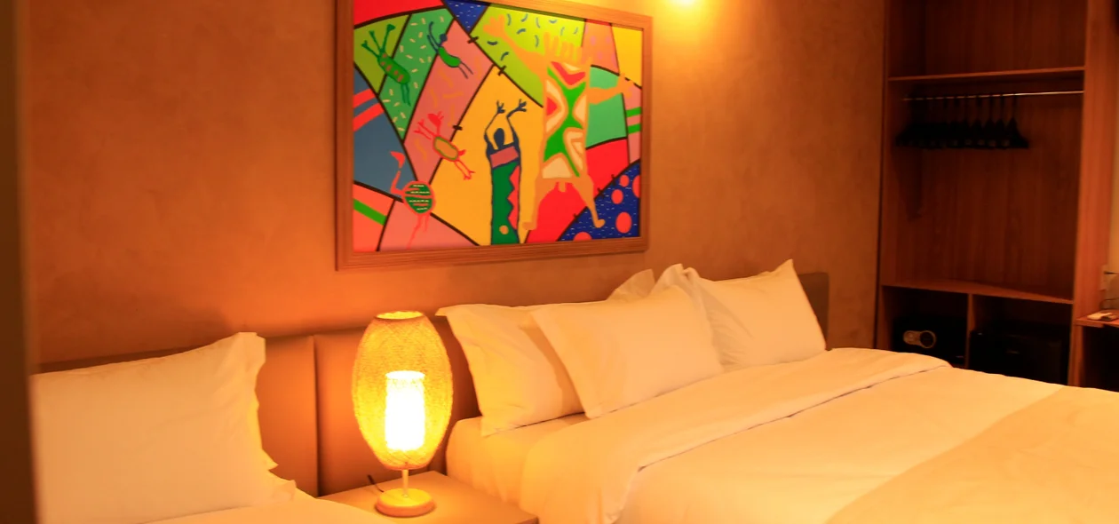 No quarto também é possível encontrar arte local