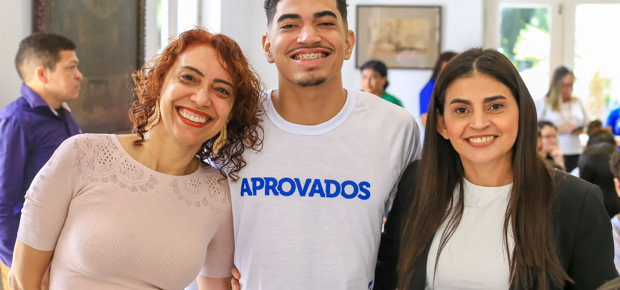 O acadêmico Marcos Victor com sua mãe Ivoneide Matos, à direita, e sua professora Katiuscia Macêdo, à esquerda