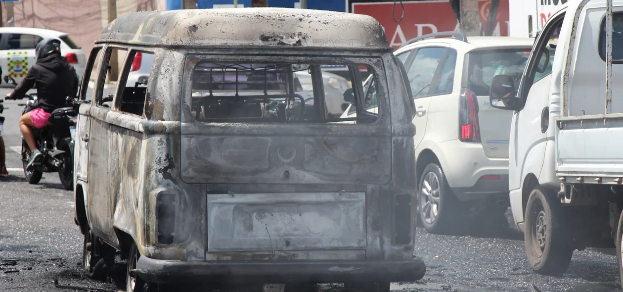 O carro pegou fogo na Avenida Dom Severino