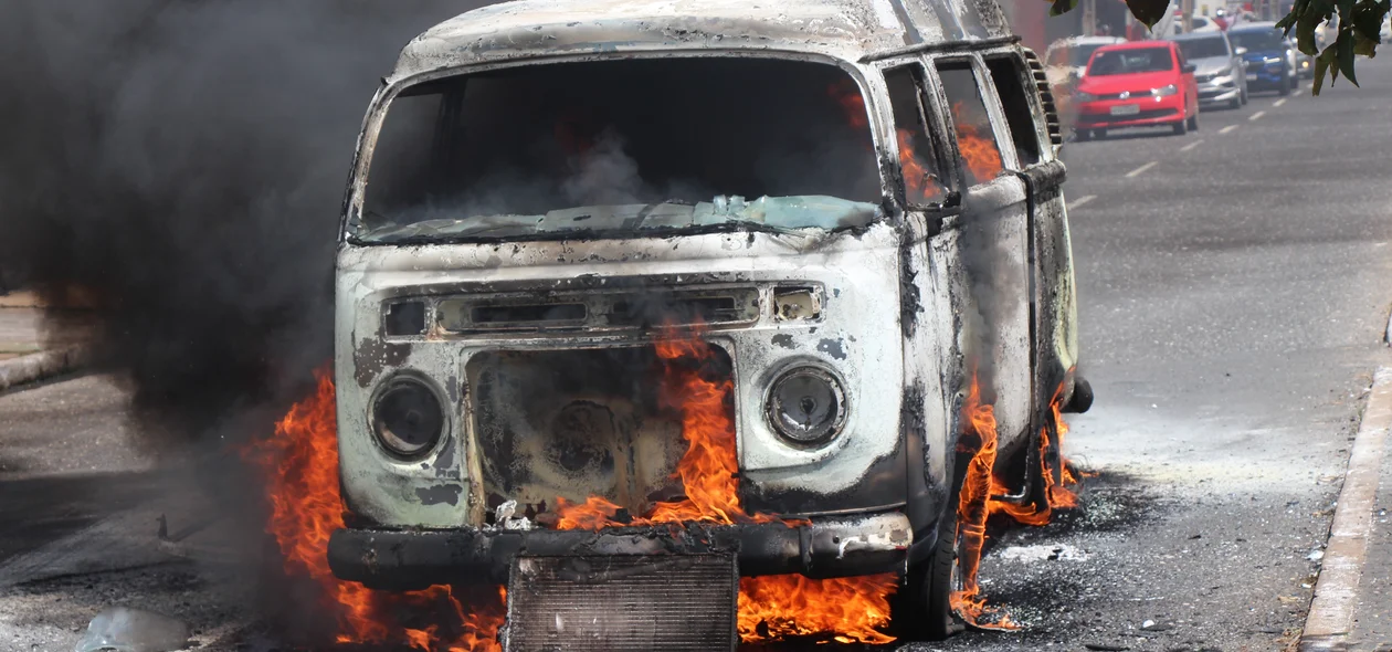O carro pegou fogo na Avenida Dom Severino, zona leste de Teresina