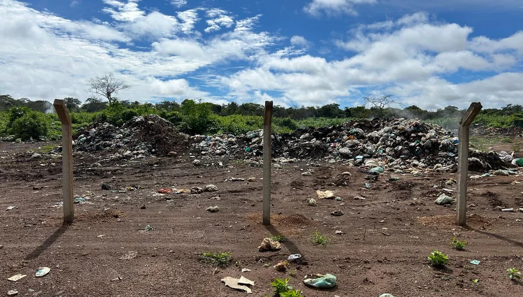 O lixão de Lagoa do Sítio funciona como destino final de resíduos sólidos