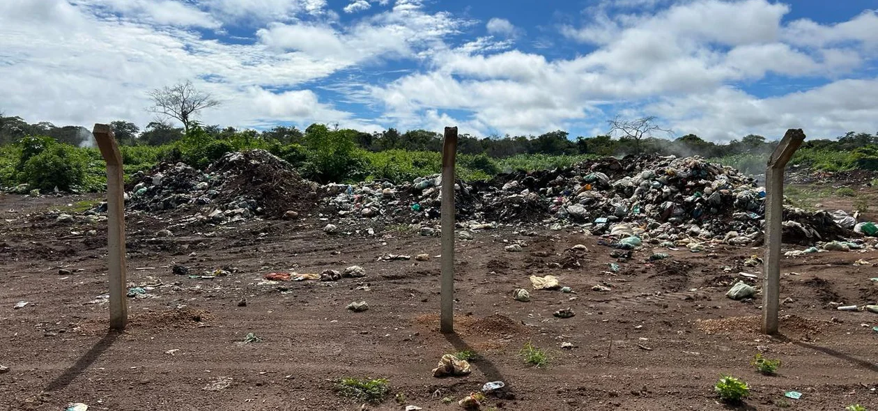 O lixão de Lagoa do Sítio funciona como destino final de resíduos sólidos