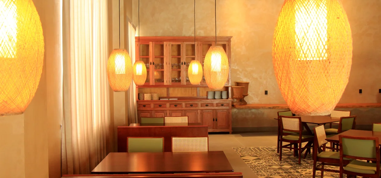 O restaurante do Hotel Serra da Capivara carrega estrutura que lembra a cultura local