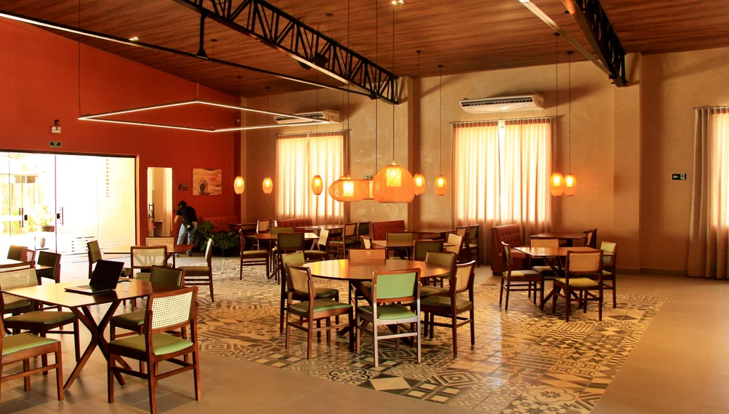 O restaurante do Hotel Serra da Capivara é um espaço amplo