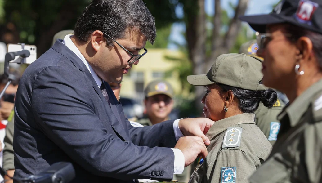 O secretário de Segurança Pública do Estado Piauí, Chico Lucas, agraciou policiais militares com medalhas