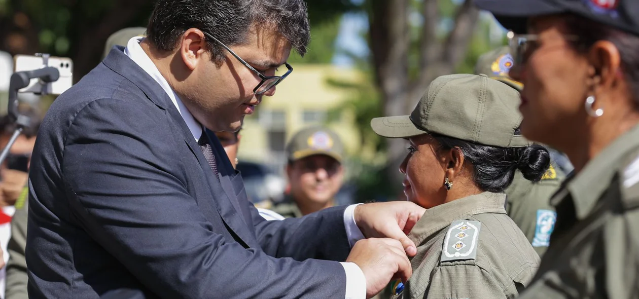 O secretário de Segurança Pública do Estado Piauí, Chico Lucas, agraciou policiais militares com medalhas