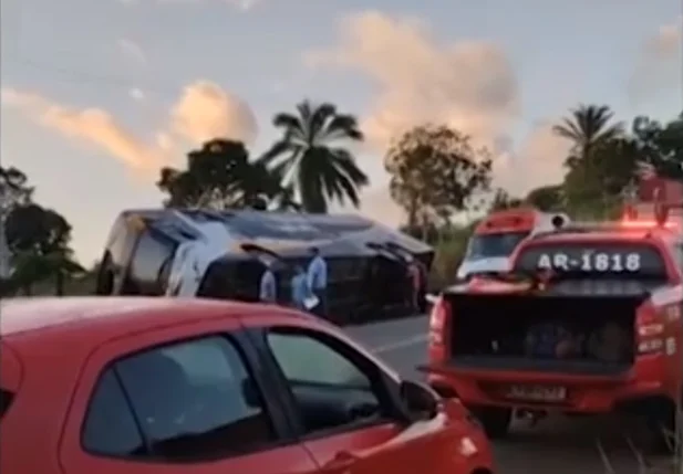 Ônibus de turismo tomba e oito pessoas morrem e 23 ficam feridas na BA