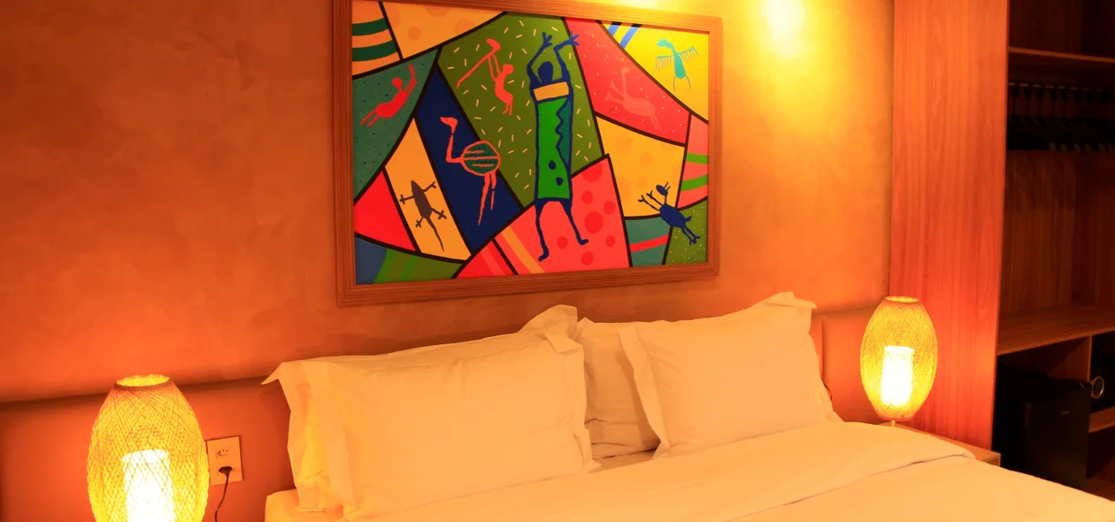 Os quartos do Hotel Serra da Capivara possuem iluminação amarela