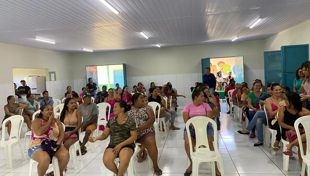 Pais dos alunos recebendo o material