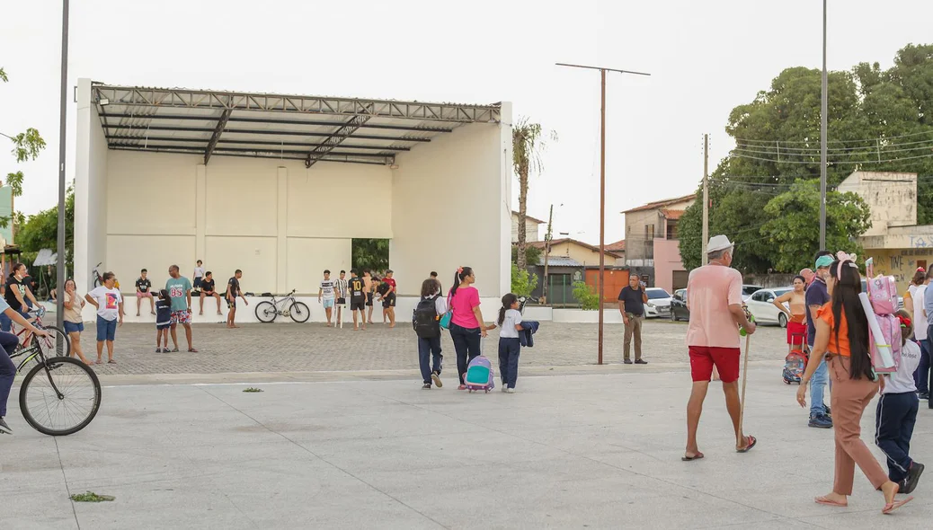 Palco para apresentações artísticas na praça