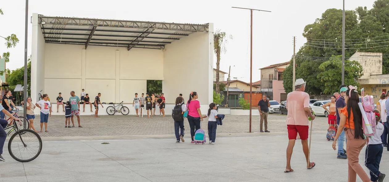 Palco para apresentações artísticas na praça