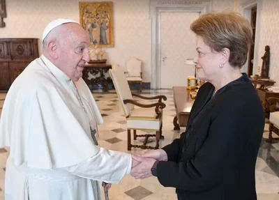 Papa Francisco cumprimenta ex-presidente do Brasil