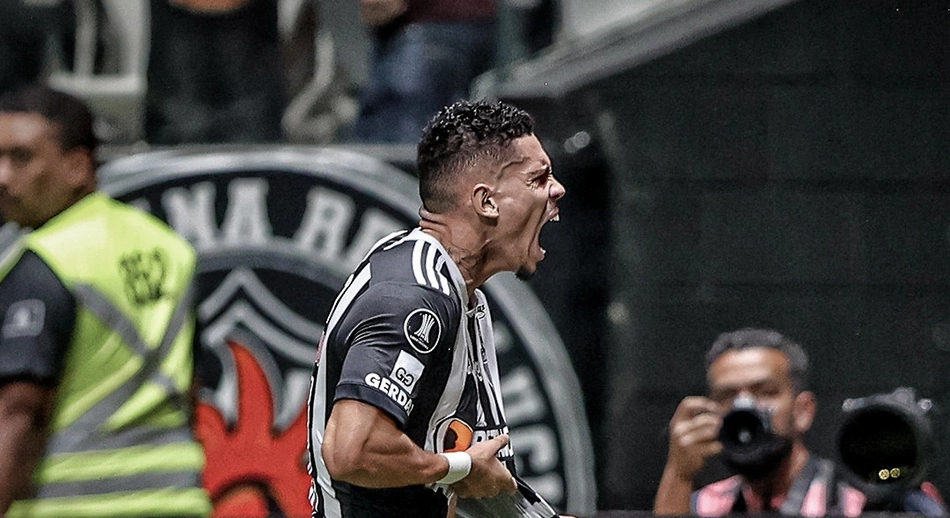 Paulinho comemora gol de desempate