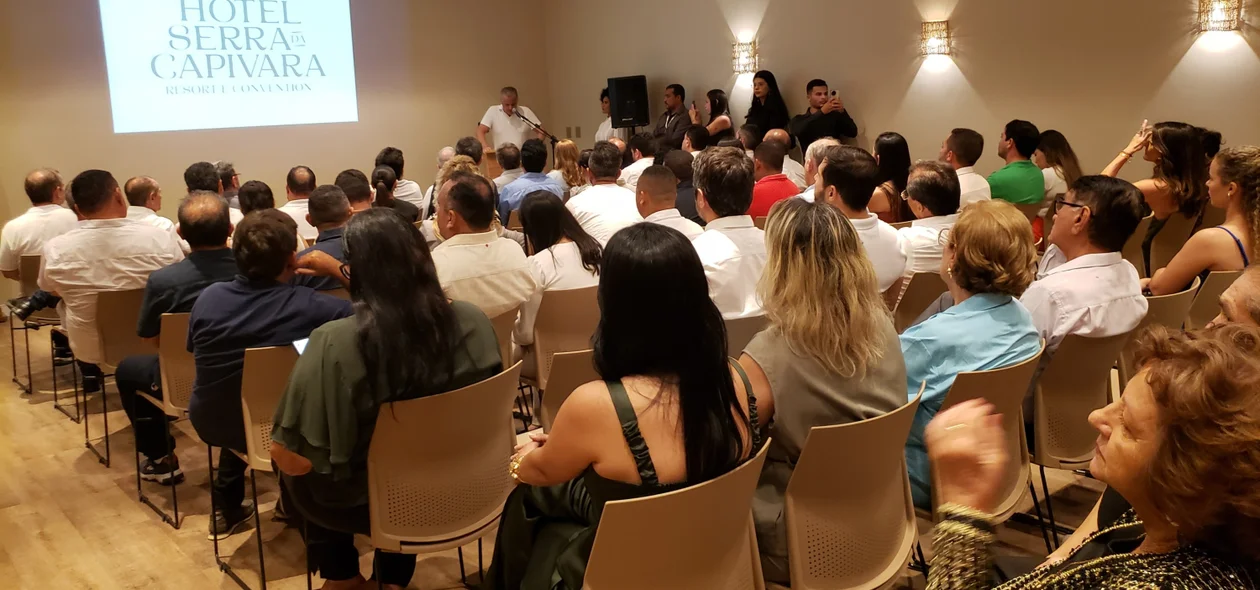 Pessoas presentes na inauguração do Hotel Serra da Capivara