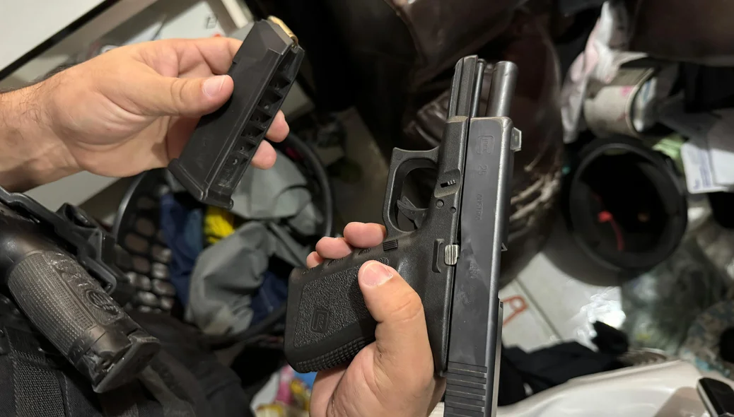Pistola apreendida durante a Operação Cerco Fechado