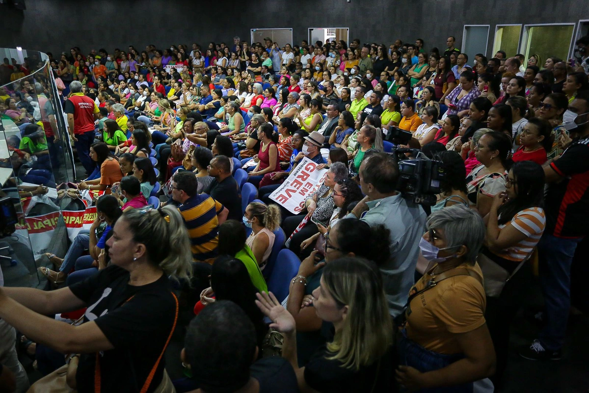 Plenário da Câmara Municipal lotado