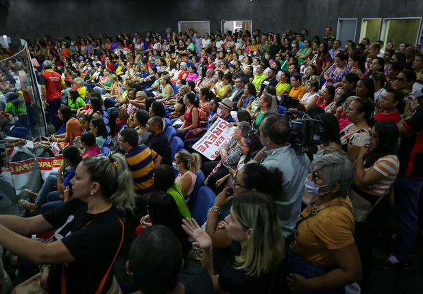 Plenário da Câmara Municipal lotado