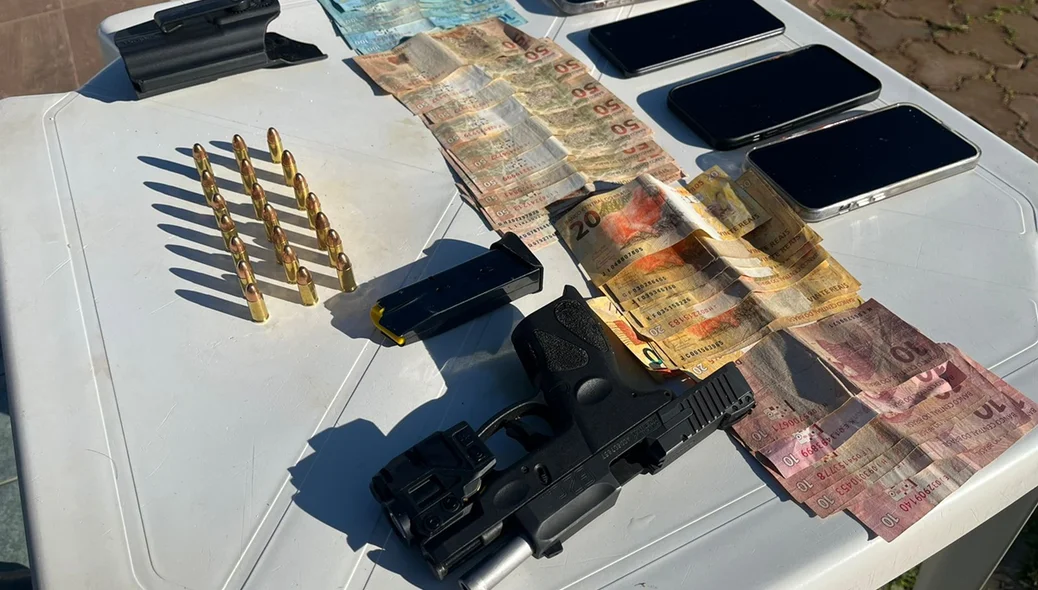 Policiais apreenderam armas, munições, drogas, dinheiro e celulares