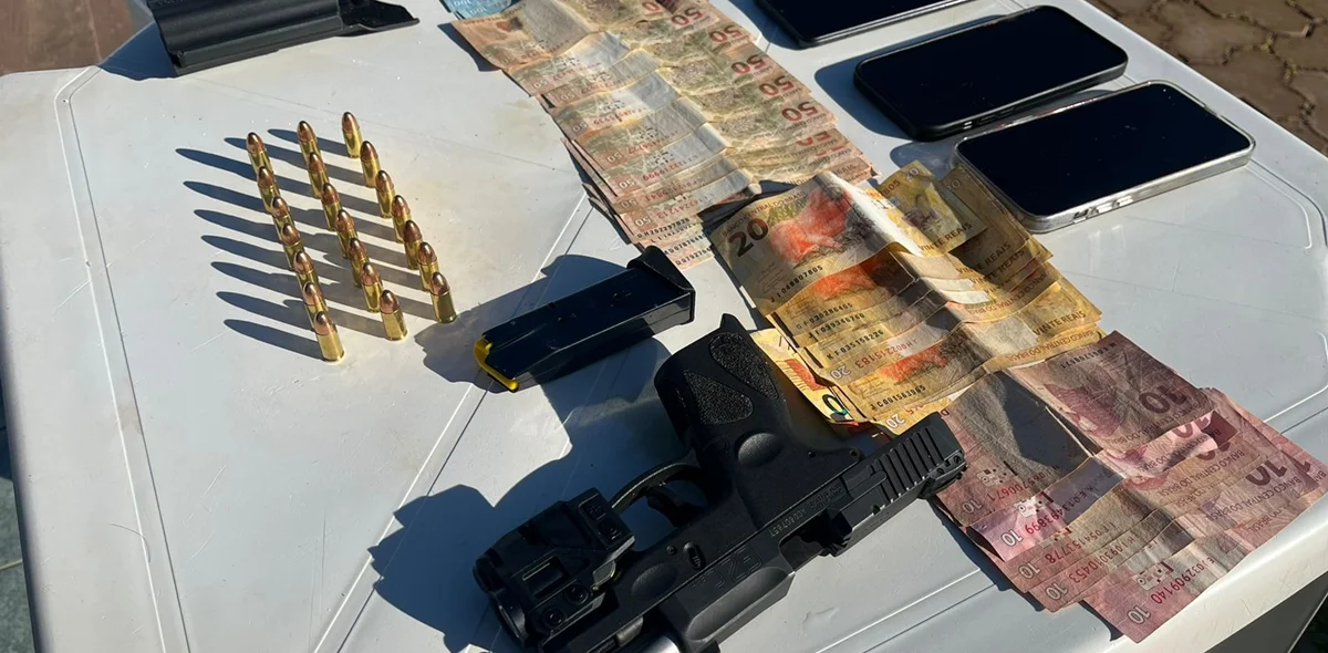 Policiais apreenderam armas, munições, drogas, dinheiro e celulares