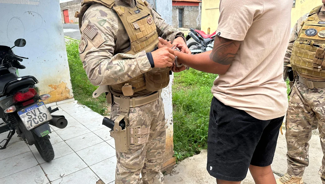 Policiais cumprem mandados na residência de um dos alvos