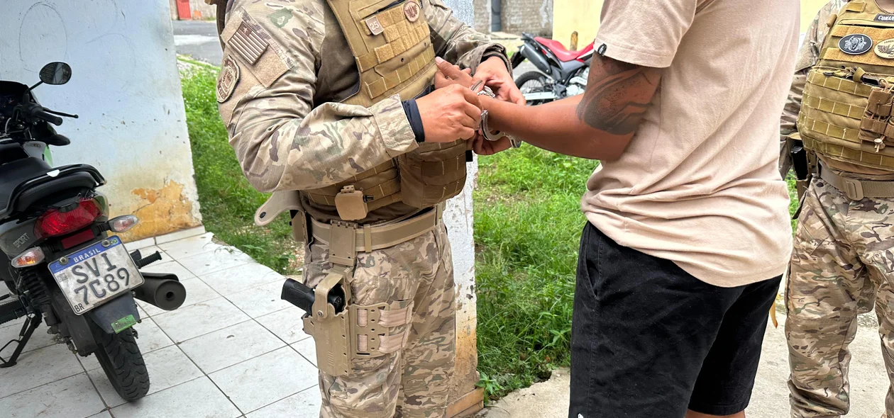 Policiais cumprem mandados na residência de um dos alvos