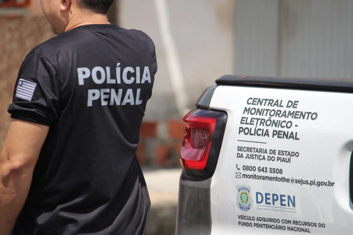 Policial penal da Central de Monitoramento Eletrônico