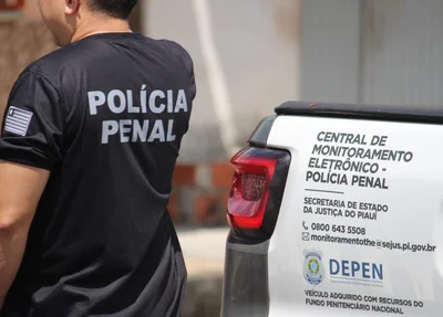 Policial penal da Central de Monitoramento Eletrônico