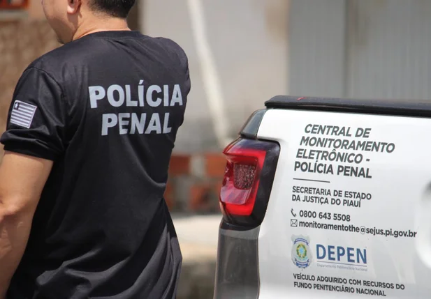 Policial penal da Central de Monitoramento Eletrônico