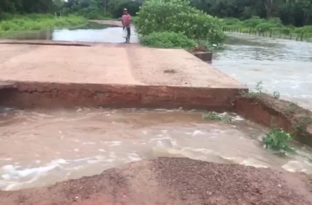 Ponte desaba entre as regiões de Beneditinos e Prata do Piauí