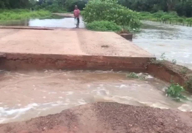 Ponte desaba entre as regiões de Beneditinos e Prata do Piauí