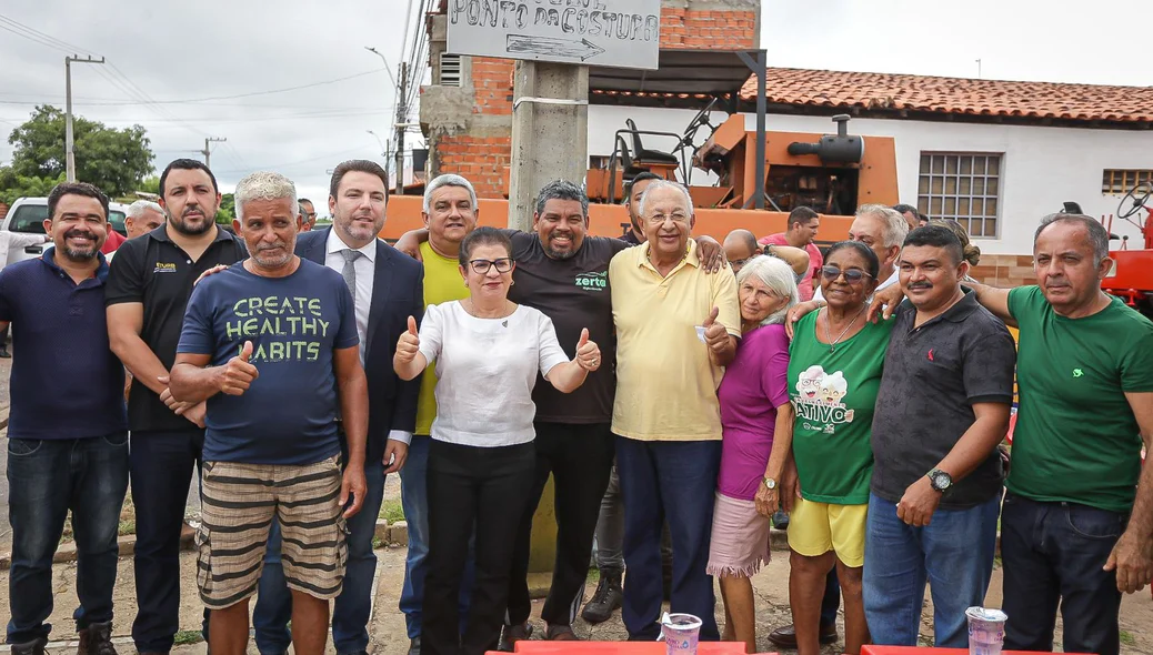 Populares participaram das assinatura da ordem de serviço