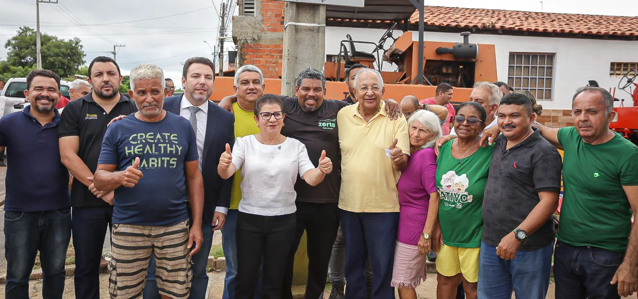 Populares participaram das assinatura da ordem de serviço