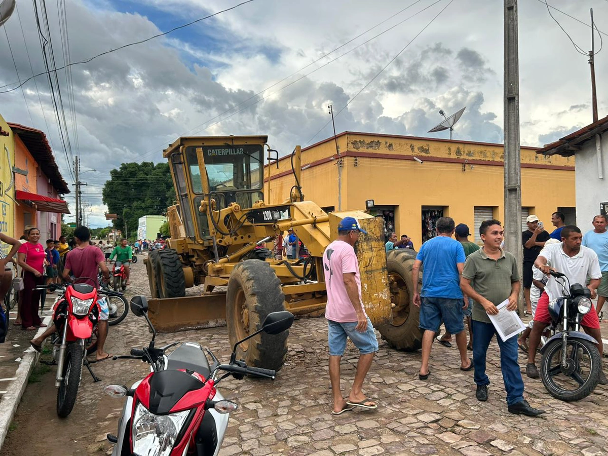 Prefeito Dó Bacelar mandou colocar caminhão para impedir a obra