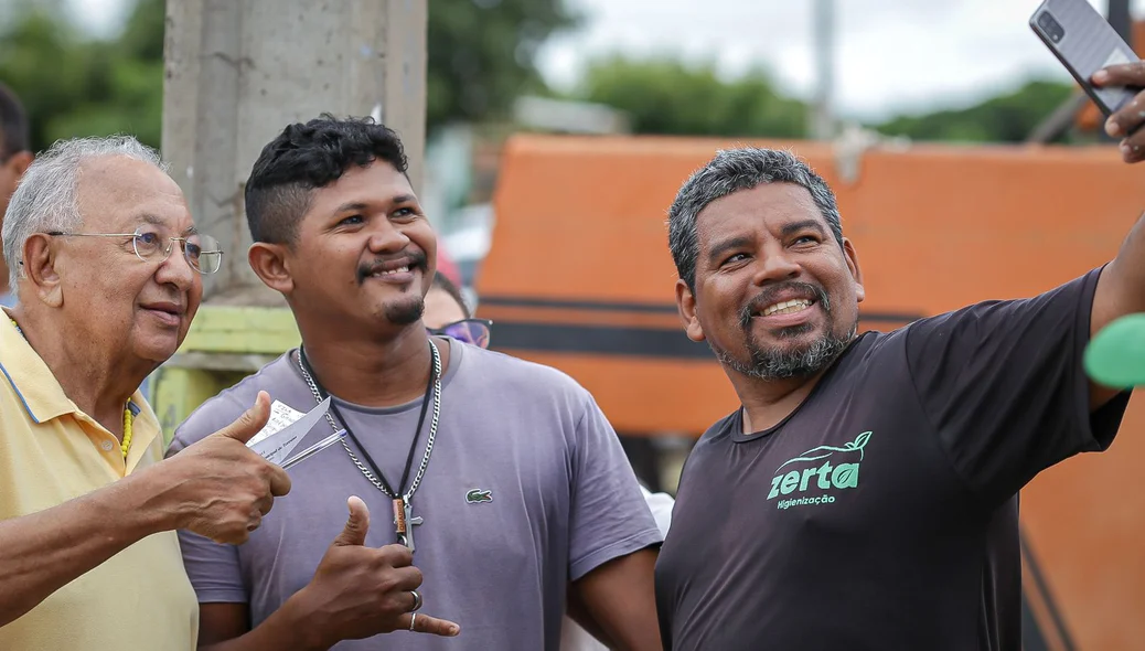 Prefeito tirando foto com a comunidade