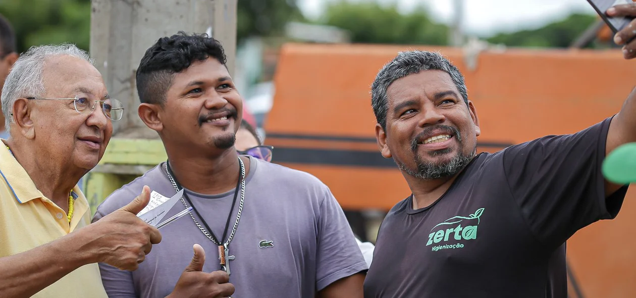 Prefeito tirando foto com a comunidade