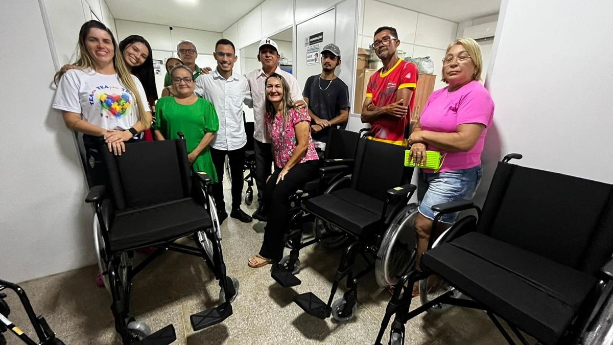 Prefeitura de Esperantina entrega de cadeiras de rodas e de banho